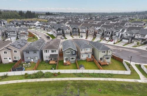 West Edmonton Haus | Luxurious West End Escape close to River cree casino and WEM