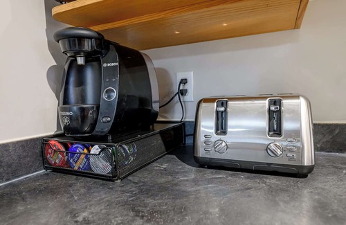 Grande Prairie Haus | King Bed | Workspace | Fast Wi-Fi | Long Stays OK