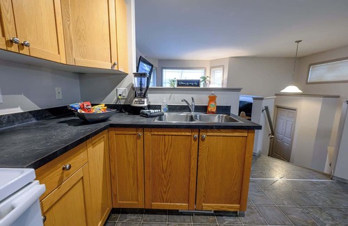 Grande Prairie Haus | King Bed | Workspace | Fast Wi-Fi | Long Stays OK