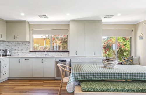 Preston Beach Haus | Sand Dunes Preston Beach Family Escape with wifi