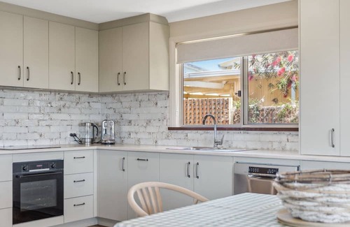 Preston Beach Haus | Sand Dunes Preston Beach Family Escape with wifi
