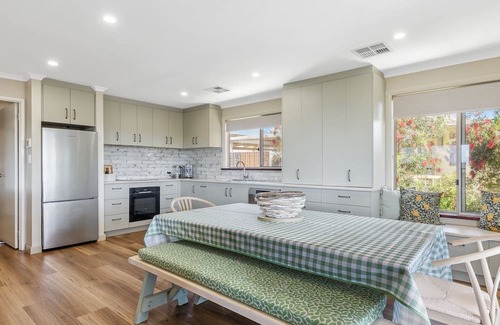 Preston Beach Haus | Sand Dunes Preston Beach Family Escape with wifi