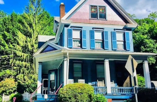 Ashfield Wohnung | Switzerland Dream, Cozy Room in Downtown Jim Thorpe, Walk to everything!