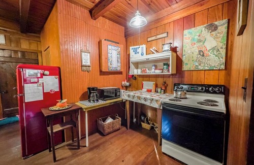 Fairview Kabine | Charming, private, 1952 log cabin in the country 4 miles from Fairview.