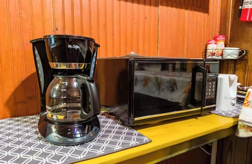 Fairview Kabine | Charming, private, 1952 log cabin in the country 4 miles from Fairview.