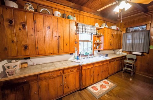 Fairview Kabine | Charming, private, 1952 log cabin in the country 4 miles from Fairview.