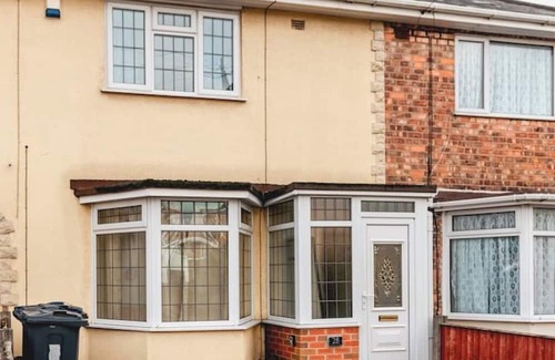 Birmingham Haus | Erdington, M6 Junction 6 - Drive- 3 bed- 5 singles