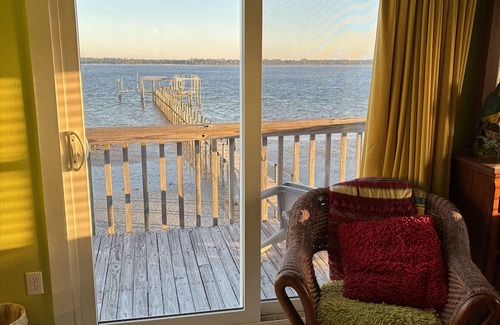 Panacea Haus | Cutest 2-bedroom house on the Bay with access to the gulf across the street