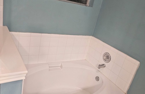 Spring Haus | Spacious 2140sqft 4-bedroom house with AC, WiFi. NO PARTIES/SMOKING.