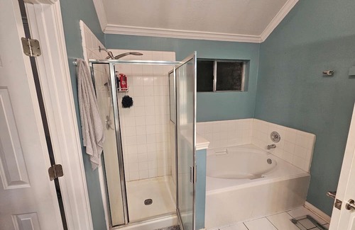 Spring Haus | Spacious 2140sqft 4-bedroom house with AC, WiFi. NO PARTIES/SMOKING.