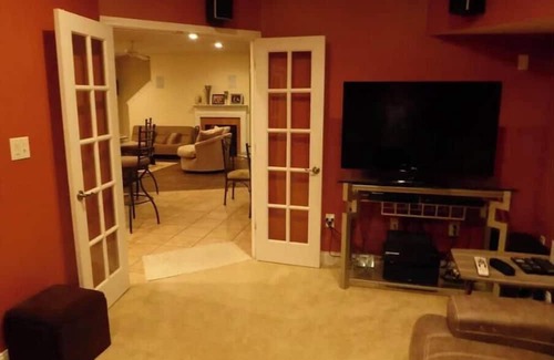 Waterford Plantation Haus | 5-bed home in Myrtle Beach has AC, WiFi, pool table, garage, HOA large amenities