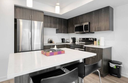 Welland Haus | Family Friendly Canal Front 3BR with BBQ and Sleeps 8 guests