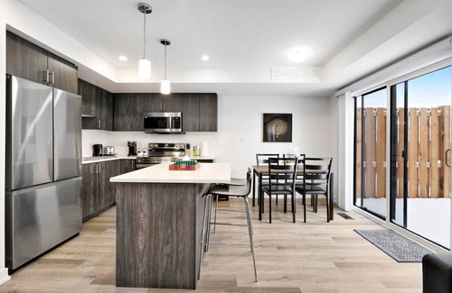 Welland Haus | Family Friendly Canal Front 3BR with BBQ and Sleeps 8 guests
