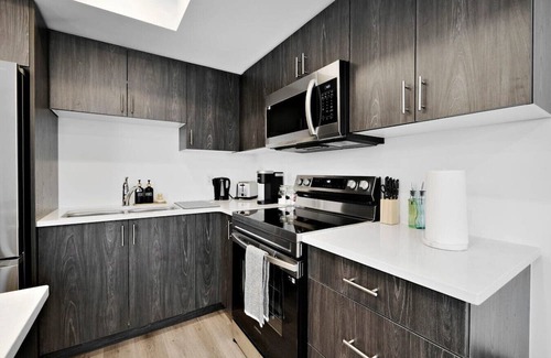 Welland Haus | Family Friendly Canal Front 3BR with BBQ and Sleeps 8 guests