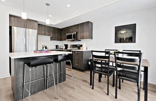 Welland Haus | Family Friendly Canal Front 3BR with BBQ and Sleeps 8 guests