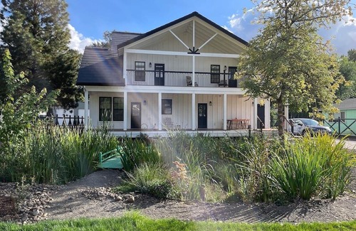 Brownsville Haus | Fabulous Solar Powered Farmhouse with EV Charger