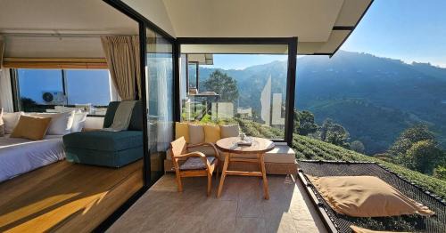 Mae Fa Luang Haus | WATA KHIRI by Wang Put Tan