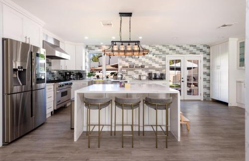 Tarzana Haus | Deluxe and Spacious 4BR Residence with Parking, BBQ