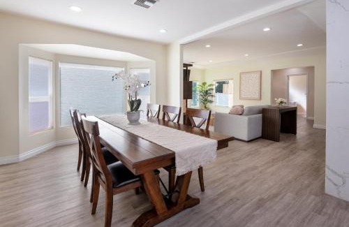 Tarzana Haus | Deluxe and Spacious 4BR Residence with Parking, BBQ