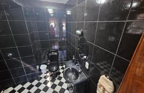 Quitandinha Haus | Suíte privativativa entrada independente com garagem