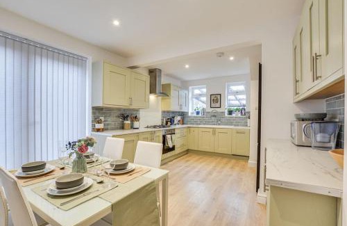 Little Hulton Haus | Modern and stylish 2 beds house