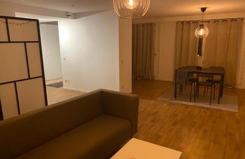 Huskvarna Wohnung | Mysig 1 rok med trädgård