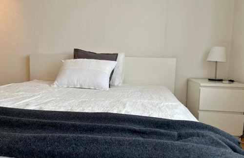 Oberlunkhofen Haus | Helles Zimmer mit eigener Dusche WC