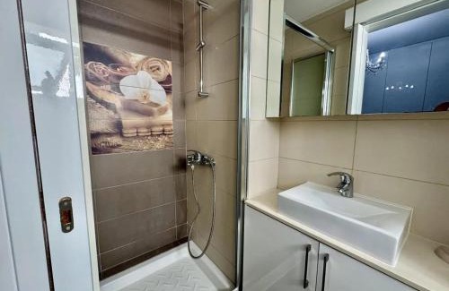 Germasogeia Wohnung | Sophisticated 2BR with Pool & Terrace Views