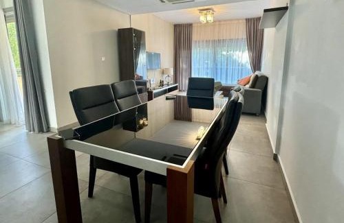 Germasogeia Wohnung | Sophisticated 2BR with Pool & Terrace Views