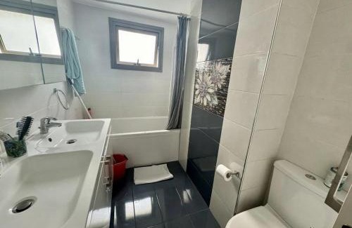 Germasogeia Wohnung | Sophisticated 2BR with Pool & Terrace Views