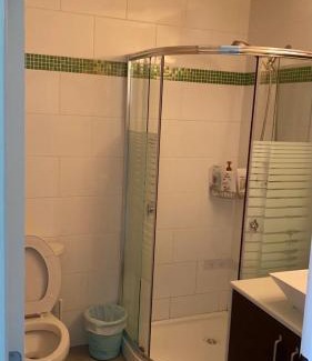 Richmond Haus | Spacious and bright queen bed room with private bathroom