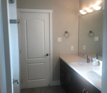 Richmond Haus | Large suite with separate bathroom