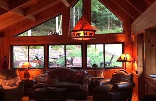 Bakersville Haus | Artisan Cabin on Houndhill