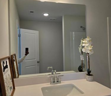 Clarkdale Haus | Queen room with private bath and wifi Room One