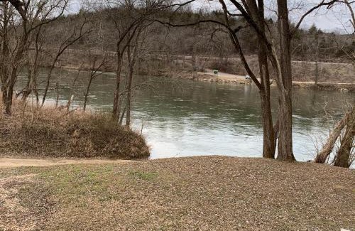 Lone Rock Haus | White River Cabin