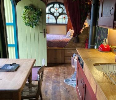 Bude Kabine | Enchanting Hand Painted Tabernacle with Hot Tub