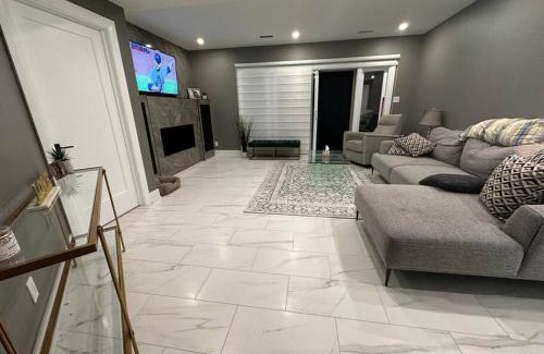 Ottawa Division Haus | Lake House 8 Min from Airport sleeps 13