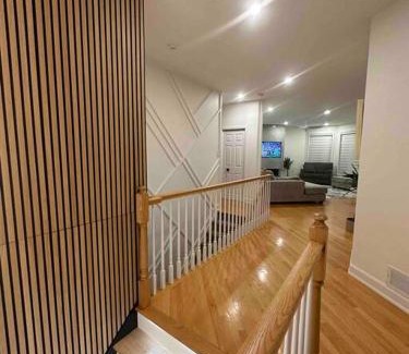 Ottawa Division Haus | Lake House 8 Min from Airport sleeps 13