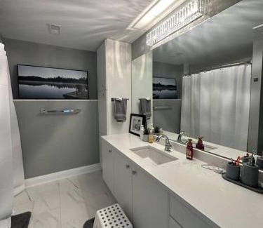 Ottawa Division Haus | Lake House 8 Min from Airport sleeps 13
