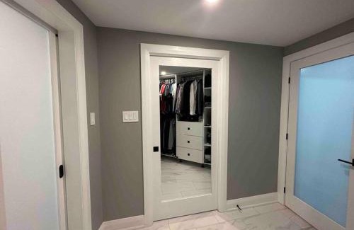Ottawa Division Haus | Lake House 8 Min from Airport sleeps 13
