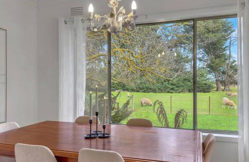 Romsey Haus | 'Hawthorn Park' Farm Homestead in Macedon Ranges