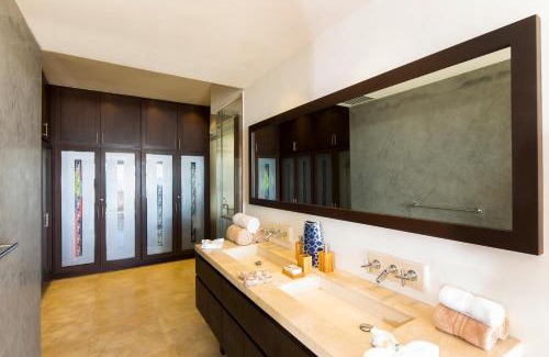 Cabo Bello Villa | Casa Luna - Oceanfront, Infinite Pool, Arch View & Double Jacuzzi.