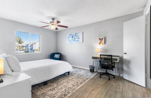 Melbourne Wohnung | Chic 3BR/2BA Escape: Pool, Gym, Laundry in Unit