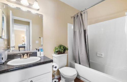 Melbourne Wohnung | Chic 3BR/2BA Escape: Pool, Gym, Laundry in Unit