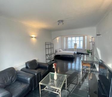 Lea Bridge Haus | Gorgeous space near central