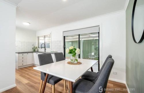 Shepparton South Haus | Shepparton Escape: Chic 3BR near Lake
