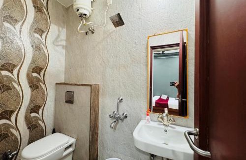 Indore Wohnung | Home Escape 2BHK Apartment Near Brilliant Convention Centre - Adults Only