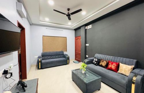 Indore Wohnung | Home Escape 2BHK Apartment Near Brilliant Convention Centre - Adults Only