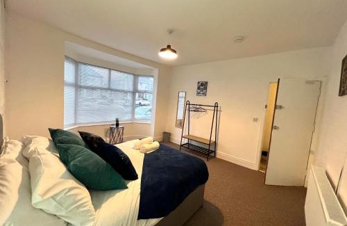 Holbrooks Haus | Spacious 5-bed house in Coventry by Seeka Stay, Ideal for business, Sleeps 7!