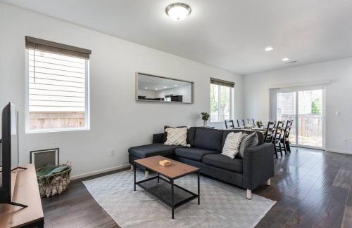North Image Haus | Modern 3b/2b Retreat near Portland (Must-See)